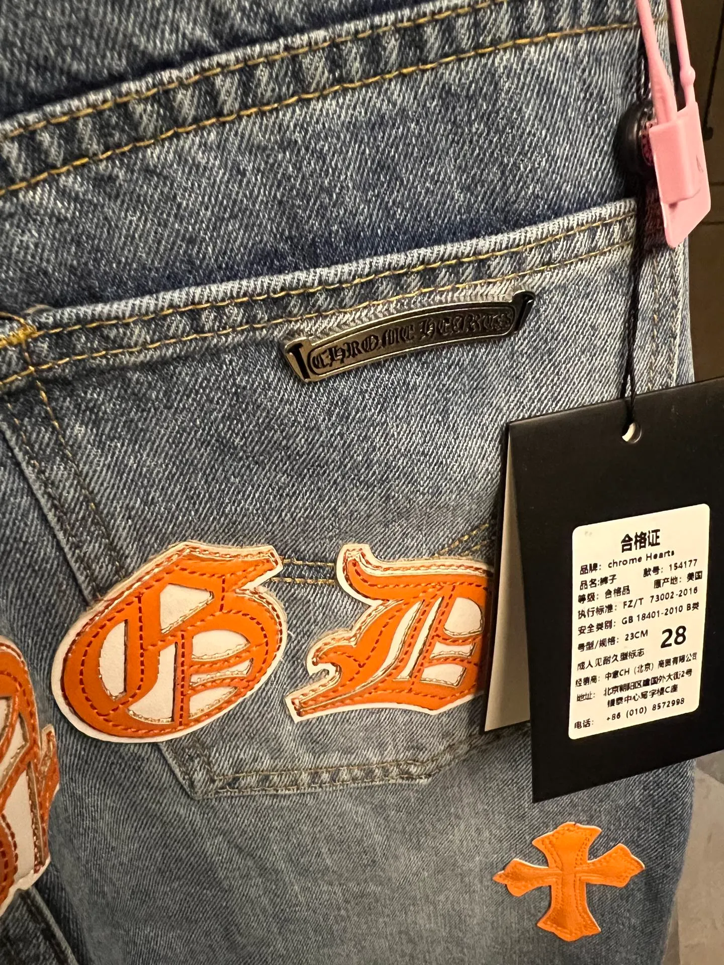 P260 [Next day] Chrome Hearts/Chrome Hearts 25FW CH Overseas Customized Limited Series Sanskrit Cross Patch Leather Jeans (Blue) Blue and Orange Color - Customized Limited Edition Fashion players, Chrome Hearts limited edition jeans are now available!  The unique color scheme is like the intertwining of vitality and romance of Hong Kong. The three-dimensional letters between the hips seem to tell the story of the city. The customized hardware, the three-dimensional and thick cross stamens, and the hand-cut leather washers make the details full of luxury.  Handcrafted and made of environmentally friendly materials, comfort and quality coexist. Owning it is not only an outfit, but also a status symbol. Globally limited edition, don’t miss it. Look for the exact version.  Size: 28 30 32 34 (corresponding to s-xl) Detailed size can be found in Figure 9